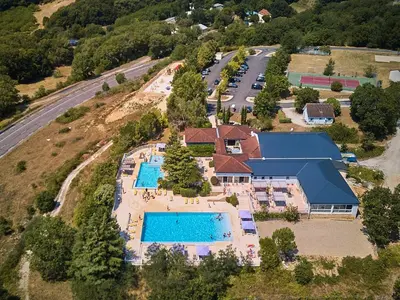 Piscine de l'établissement Bungalow in Lanzac near Dordogne River ou située à proximité