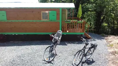 Vélo sur le terrain de l'établissement Roulotte au Domaine de la Moretie ou dans les environs