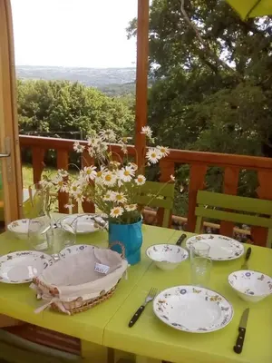 Balcon ou terrasse dans l'établissement Roulotte au Domaine de la Moretie