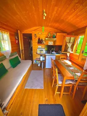 Cuisine ou kitchenette dans l'établissement Roulotte au Domaine de la Moretie