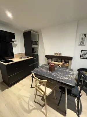 Cuisine ou kitchenette dans l'établissement La Villa Louana 4 Appartement neuf et moderne tout confort