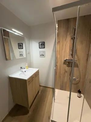 Salle de bains dans l'établissement La Villa Louana 4 Appartement neuf et moderne tout confort