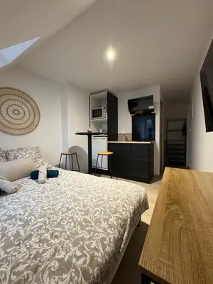 Un ou plusieurs lits dans un hébergement de l'établissement Le studio louana Appartement neuf et discret tout confort