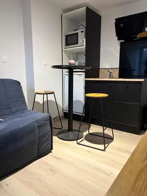 Télévision ou salle de divertissement dans l'établissement Le studio louana Appartement neuf et discret tout confort