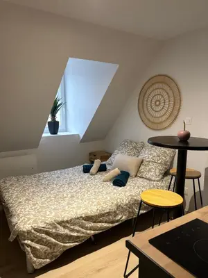 Un ou plusieurs lits dans un hébergement de l'établissement Le studio louana Appartement neuf et discret tout confort