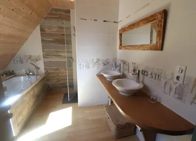 Salle de bains dans l'établissement La Fermette de Loucheyre