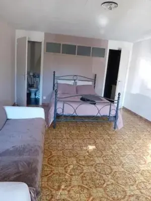 Un ou plusieurs lits dans un hébergement de l'établissement Charmant studio à Aubusson avec terrasse 35 m²