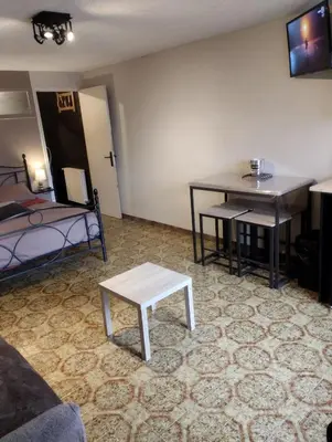 Télévision ou salle de divertissement dans l'établissement Charmant studio à Aubusson avec terrasse 35 m²