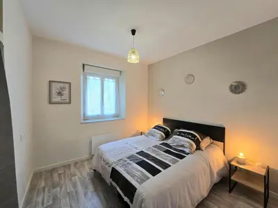 Un ou plusieurs lits dans un hébergement de l'établissement Maison à la campagne avec terrasse, animaux acceptés - FR-1-616-467