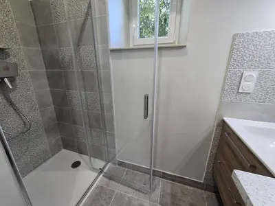 Salle de bains dans l'établissement Maison à la campagne avec terrasse, animaux acceptés - FR-1-616-467