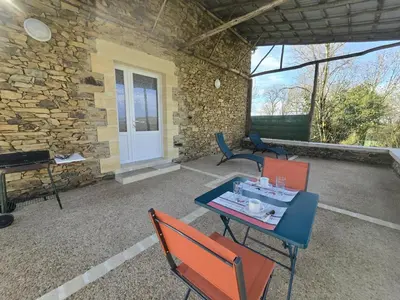 Balcon ou terrasse dans l'établissement Maison à la campagne avec terrasse, animaux acceptés - FR-1-616-467