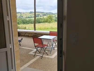 Balcon ou terrasse dans l'établissement Maison à la campagne avec terrasse, animaux acceptés - FR-1-616-467