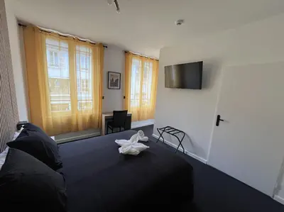 Télévision ou salle de divertissement dans l'établissement Hotel Le royal