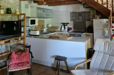 Cuisine ou kitchenette dans l'établissement La maison du bord de l'eau plage de baignade