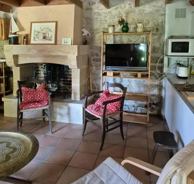 Télévision ou salle de divertissement dans l'établissement La maison du bord de l'eau plage de baignade