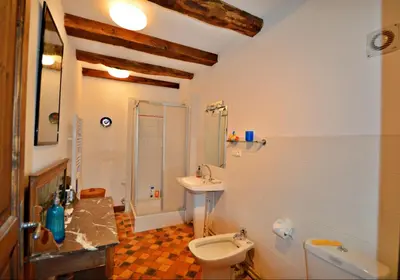 Salle de bains dans l'établissement Les Maratoux