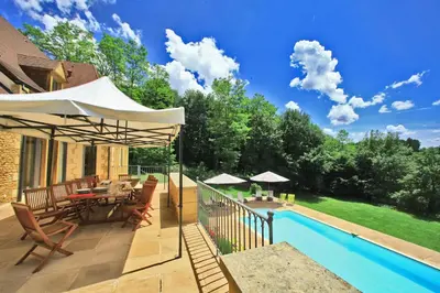Piscine de l'établissement La périgourdine ou située à proximité