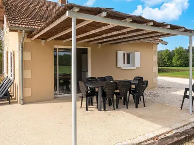 Terrasse ou espace extérieur de l'établissement Charming House in Hautefort with Pool & Nature