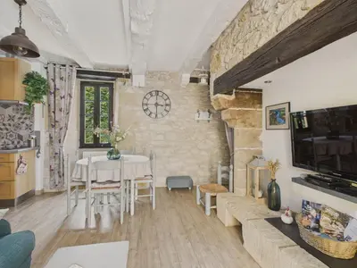 Télévision ou salle de divertissement dans l'établissement Escapade à 2 sur Auriac avec jardin cosy