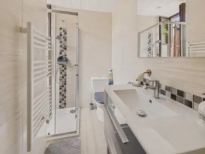 Salle de bains dans l'établissement Escapade à 2 sur Auriac avec jardin cosy