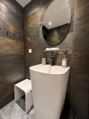 Salle de bains dans l'établissement Aux 2 Lièvres