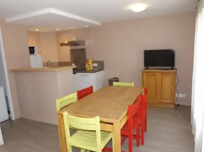 Cuisine ou kitchenette dans l'établissement Gite 8 Vacances en Auvergne Gîte au Puy Mary avec Activités de Plein Air