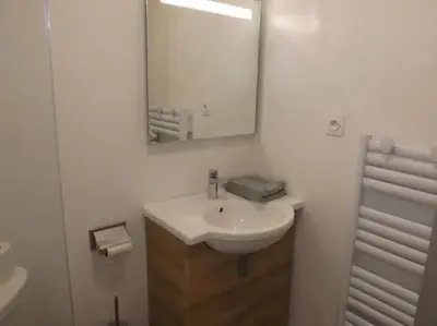Salle de bains dans l'établissement Gîte 18 Confortable au Pied du Puy Mary 4-6 Pers