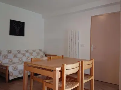 Télévision ou salle de divertissement dans l'établissement Gîte 20 PMR - Confort et Accessibilité au Cœur du Parc des Volcans d'Auvergne