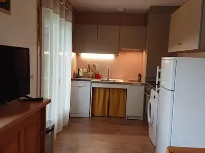 Cuisine ou kitchenette dans l'établissement Gîte 20 PMR - Confort et Accessibilité au Cœur du Parc des Volcans d'Auvergne