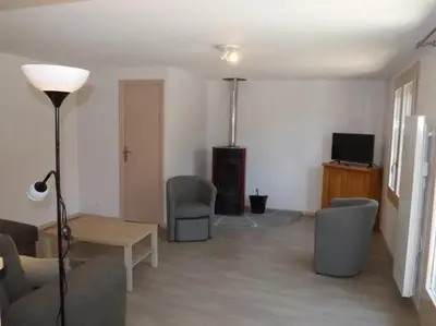 Télévision ou salle de divertissement dans l'établissement Gite 1 Gîte 7-9 Pers Puy Mary - Confort & Nature en Auvergne