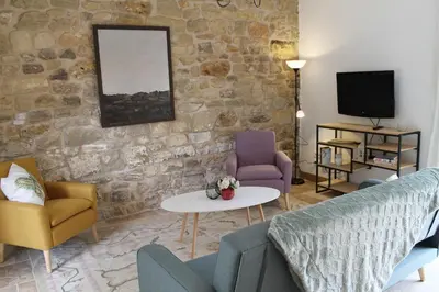 Télévision ou salle de divertissement dans l'établissement A Cozy Accessible Cottage with a Private Garden Le Mas No 16