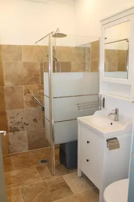 Salle de bains dans l'établissement A Cozy Accessible Cottage with a Private Garden Le Mas No 16
