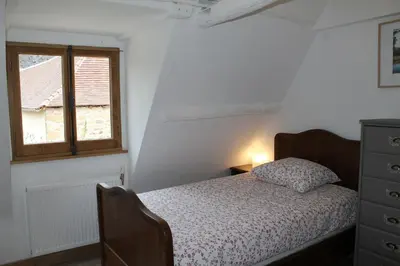 Un ou plusieurs lits dans un hébergement de l'établissement A Cozy Accessible Cottage with a Private Garden Le Mas No 16