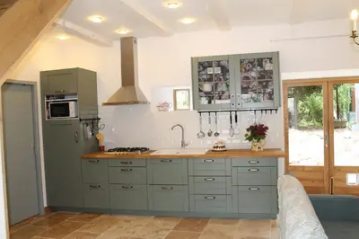Cuisine ou kitchenette dans l'établissement A Cozy Accessible Cottage with a Private Garden Le Mas No 16