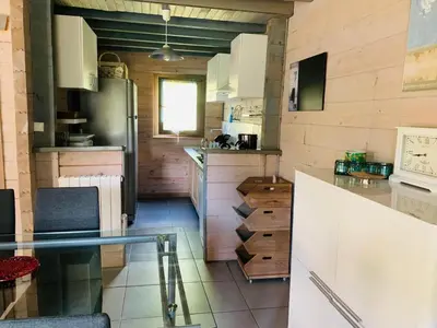 Cuisine ou kitchenette dans l'établissement Les Chalets de Meilhac