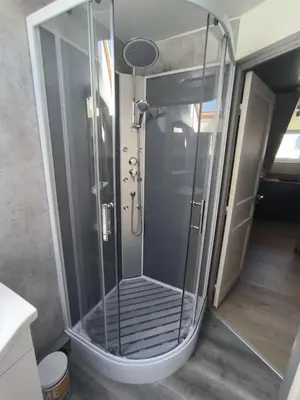 Salle de bains dans l'établissement La Bourboule - Étoile des neiges - Appartement refait à neuf - 2 chambres wifi - randonnée la Roche des Fées