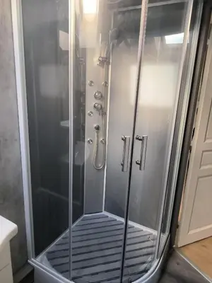 Salle de bains dans l'établissement La Bourboule - Étoile des neiges - Appartement refait à neuf - 2 chambres wifi - randonnée la Roche des Fées