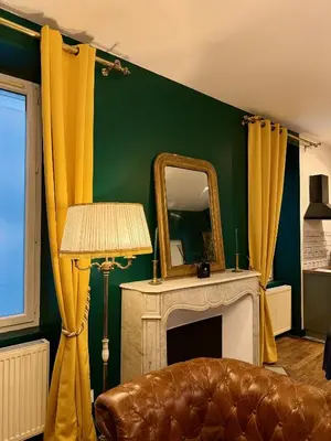 Télévision ou salle de divertissement dans l'établissement La Suite Shelby Brive