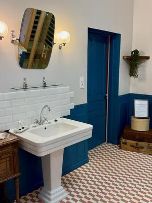 Salle de bains dans l'établissement La Suite Shelby Brive
