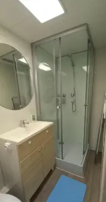 Salle de bains dans l'établissement SK-PADE du Mont-Dore