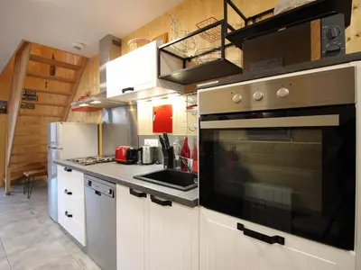 Cuisine ou kitchenette dans l'établissement Chalet moderne au Mont-Dore, 8 pers, terrasse, proximité centre - FR-1-608-286