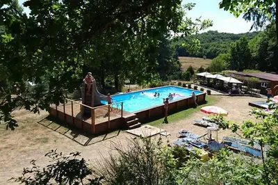 Piscine de l'établissement Camping La Perle ou située à proximité