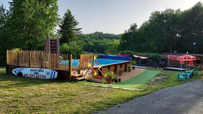 Aire de jeux pour enfants de l'établissement Camping La Perle