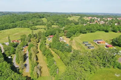 Paysage naturel près de la tente de luxe