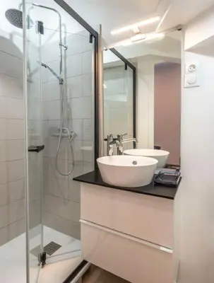 Salle de bains dans l'établissement Studio centre ville La Bourboule