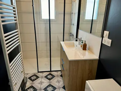 Salle de bains dans l'établissement Maison de plain pied 3 chambres
