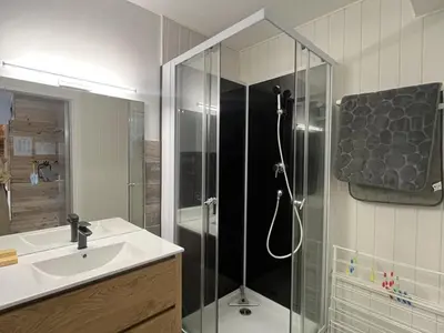 Salle de bains dans l'établissement Coquet T2 au coeur du Lioran - FR-1-787-120