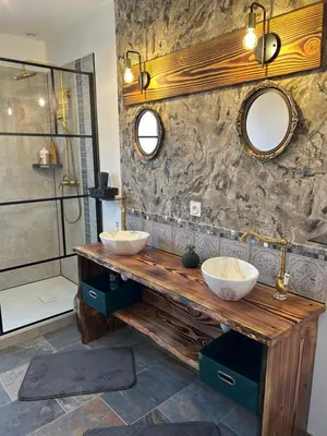 Salle de bains dans l'établissement Superbe pavillon 4 chambres - parking privé - Grande Terrasse au calme - limoges