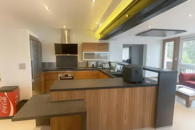 Cuisine ou kitchenette dans l'établissement Maison de location vacance avec piscine couverte et chauffée