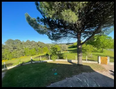 Jardin de l'établissement Maison de location vacance avec piscine couverte et chauffée